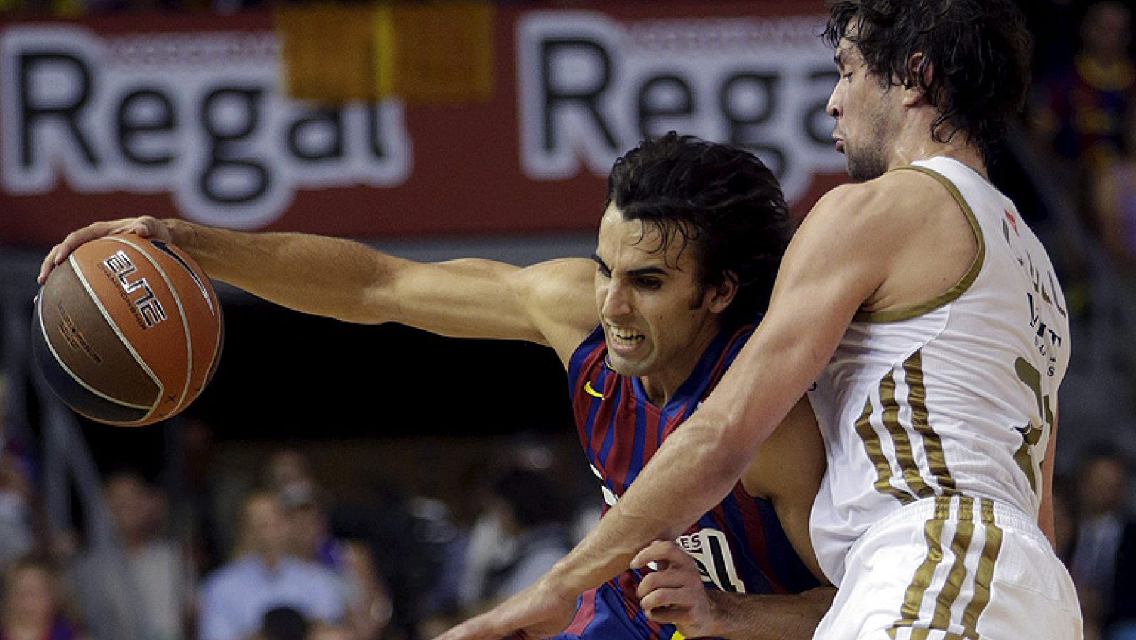 El Barcelona Regal ha revalidado esta tarde el título de Liga al vencer al Real Madrid en el Palau Blaugrana (73-69) en el quinto partido de la final, y ya suma diecisiete entorchados en esta competición, catorce de ellos en la 'era ACB'.