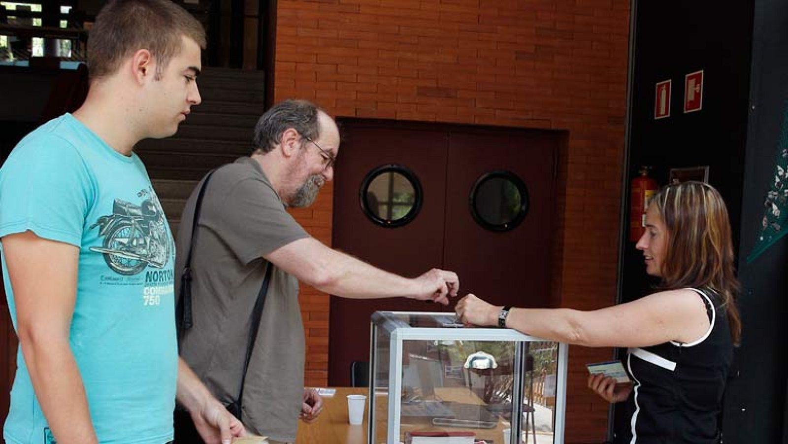 Los colegios electorales abren en Francia para segunda vuelta de legislativas