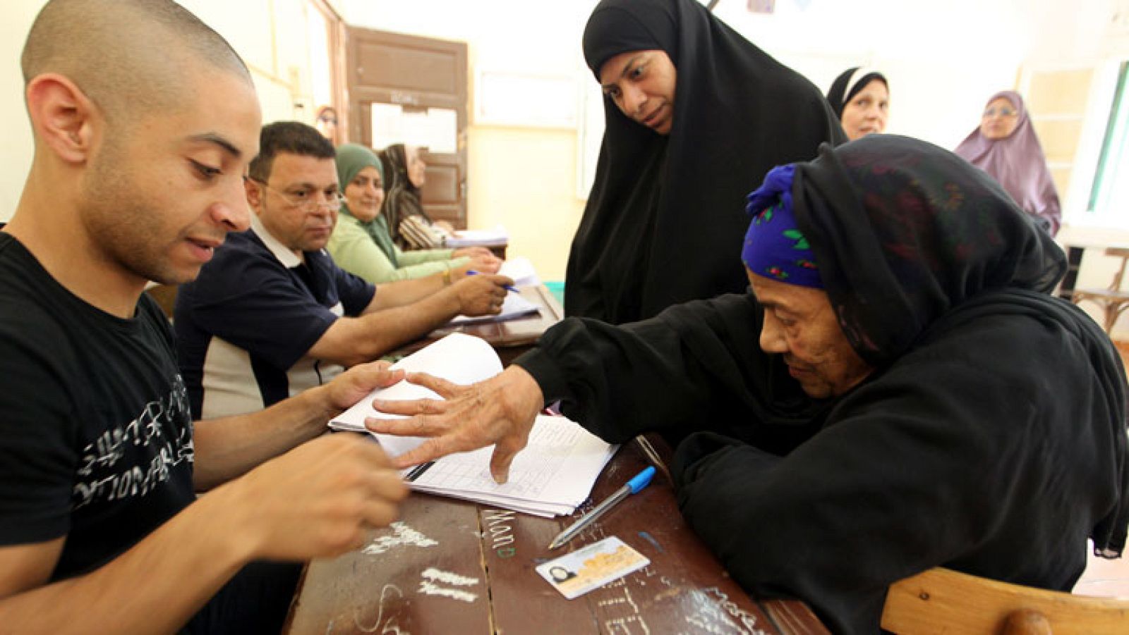 Las elecciones presidenciales egipcias vivieron hoy su última jornada de votación en un ambiente polarizado, con acusaciones cruzadas de irregularidades e intentos de desacreditación por parte de las campañas de ambos candidatos.Tanto el islamista Mohamed Mursi, aspirante de los Hermanos Musulmanes, como el militar retirado Ahmed Shafiq, se presentan a sí mismos como los ganadores de estos históricos comicios, que se celebran dentro de una gran incertidumbre por la falta de Parlamento y Constitución en el país.