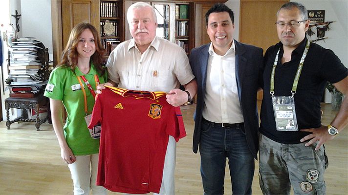 Telediario 1 - Lech Walesa se pone la camiseta de La Roja