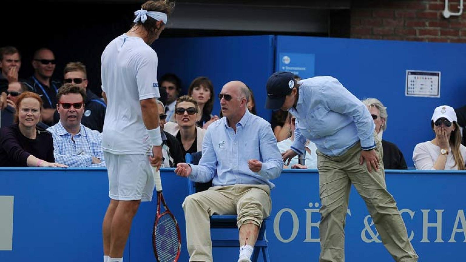 Nalbandian podrá jugar en Wimbledon y en los Juegos, la Atp le ha sancionado sólo economicamente. 10.000 euros de multa además de los 40.000 que no percibirá por haber jugado la final del torneo de Queens. La pataleta le va a salir cara. Iincluso Sco