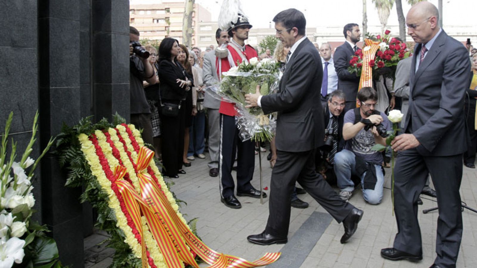 Claveles blancos en el monumento a las víctimas del atentado de Hipercor