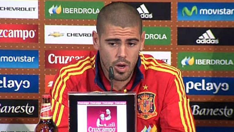 El meta suplente de la selección española Víctor Valdés ha salido en defensa del entrenador, Vicente del Bosque, al asegurar que ni entiende ni comparte las críticas por el juego del equipo, pese a la clasificación para cuartos de la Eurocopa: "Ha ac