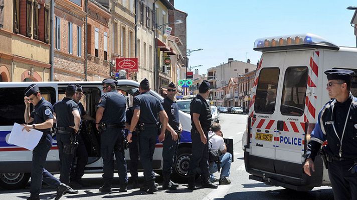  - Un hombre que dice ser de Al Qaeda toma cuatro rehenes en un banco de Toulouse