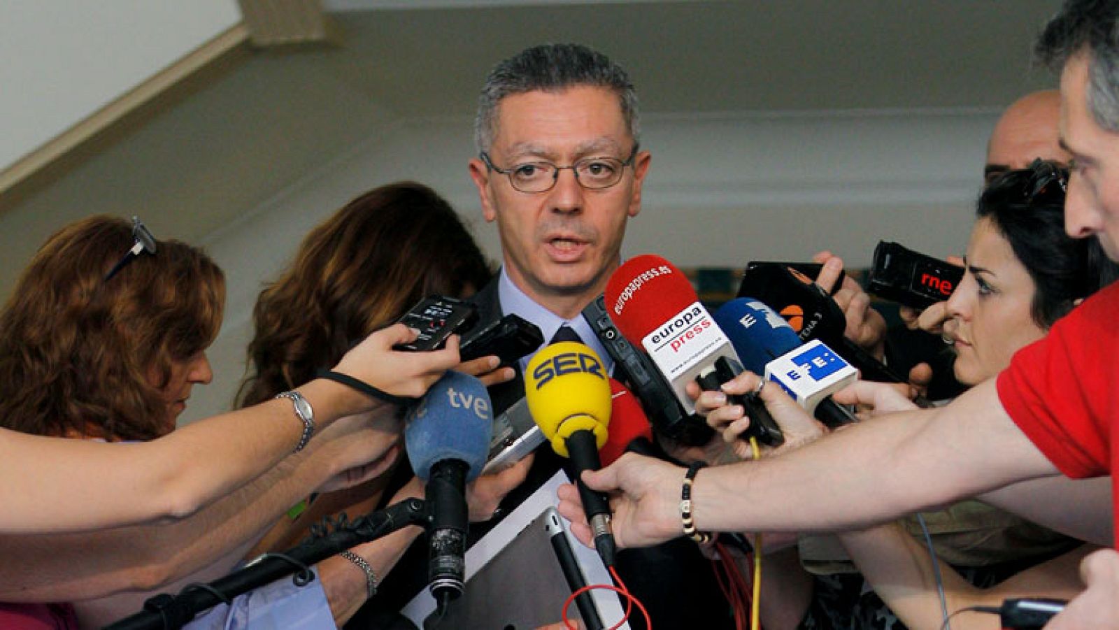 El ministro de Justicia, Alberto Ruiz-Gallardón, ha mostrado la "discrepancia" del Gobierno con la decisión del Tribunal Constitucional de legalizar Sortu y ha lamentado que la posición del alto tribunal no haya sido la misma que la adoptada por el Supremo, de forma que la formación "siguiera siendo ilegal".Ruiz-Gallardón ha comparecido en rueda de prensa después de que el Constitucional haya anulado por seis votos frente a cinco la  sentencia del Supremo que en marzo de 2010 prohibió la inscripción de  Sortu en el Registro de Partidos Políticos del Ministerio del  Interior, lo que supone de facto la legalización de la formación  abertzale.