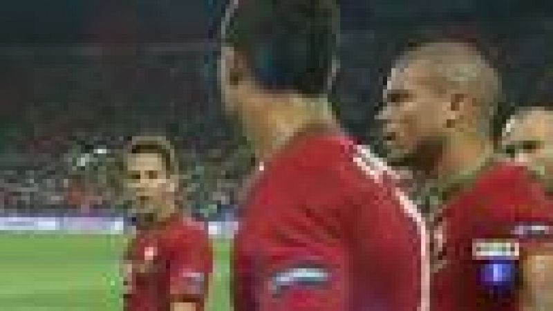 Arrancan los cuartos de final de la Eurocopa 2012 con el República Checa - Portugal Estadio Nacional de Varsovia. Cristiano Ronaldo, delantero luso, está 'con la canana preparada' para Cech, meta checo.