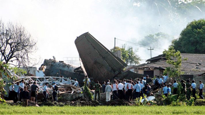 Se estrella un avión militar en un barrio residencial de Indonesia