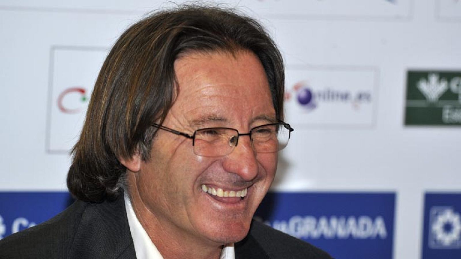 Juan Antonio Anquela ha sido presentado como nuevo entrenador del Granada . El jienense recoge los frutos de su excelente trabajo sobre todo en el Alcorcón, tanto en segunda como en segunda B. Ahora cumple uno de sus sueños profesionales. 