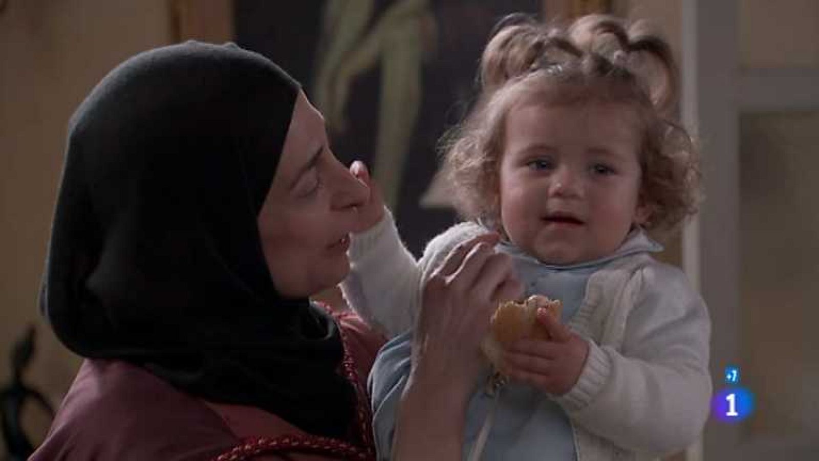 Amar en tiempos revueltos - T7 - Capítulo 202 - Tras analizar la botella y las copas en las que bebió, Eugenio concluye sin lugar a dudas que alguien lo está envenenando - ver ahora