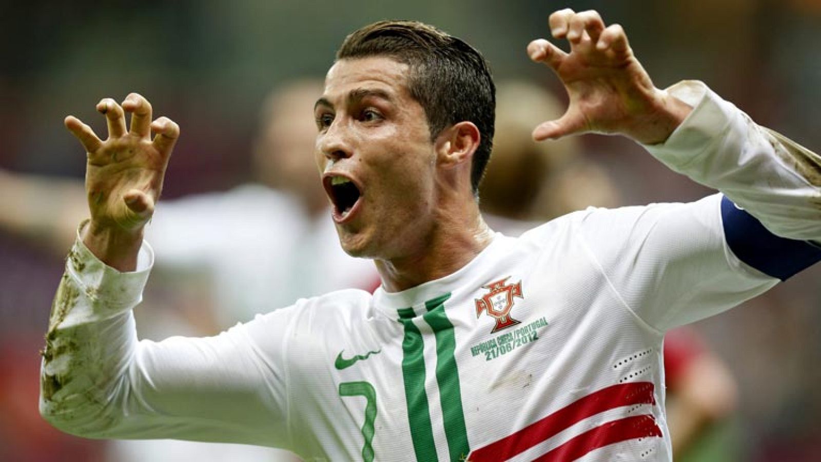 Cristiano Ronaldo marcó el gol de la victoria de Portugal ante la República Checa (0-1) y se convirtió en el primer semifinalista de la Eurocopa 2012. Los portugueses celebraron el gol de su líder en las calles de Lisboa.