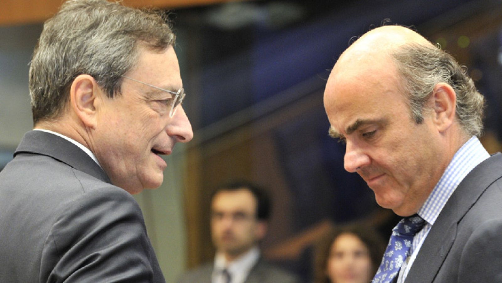 Guindos: la ayuda directa a los bancos "está encima de la mesa" y la petición formal del rescate para la banca será "inmediata"