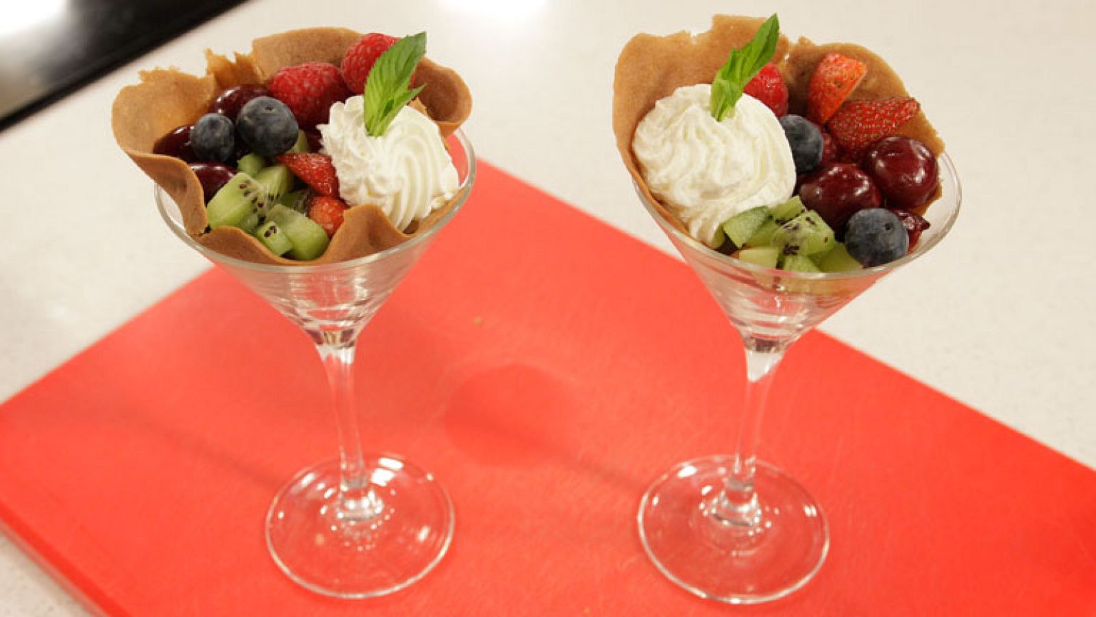 Saber cocinar - Postre - Tulipas de cacao rellenas de frutas y nata