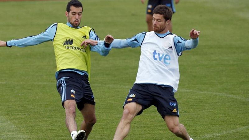 Desde la derrota contra Estados Unidos en la Copa Confederaciones de 2009, Del Bosque ha apostado por la pareja de mediocentros a pesar de las críticas. El tolosarra está a un partido de cumplir cien con la Roja.