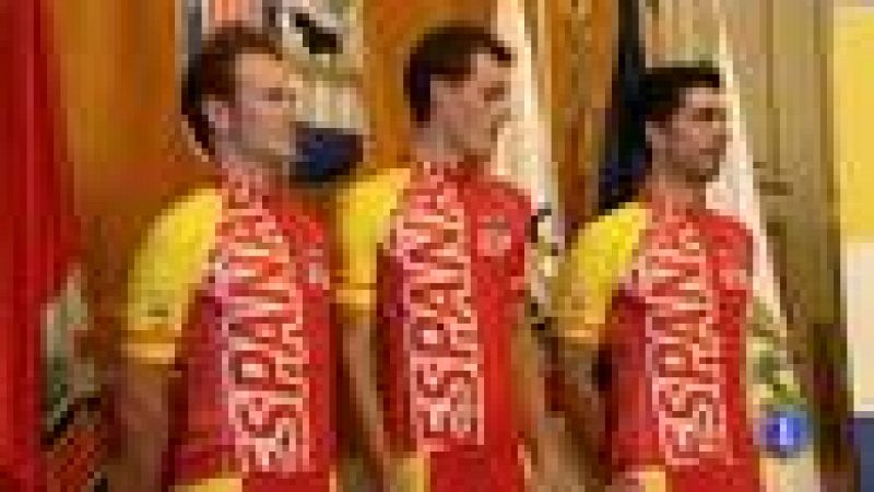 El equipo español de ciclismo ha presentado su maillot para los Juegos Olímpicos de Londres. José Joaquín Rojas, Luis León Sánchez y Fran Ventoso han sido los modelos.