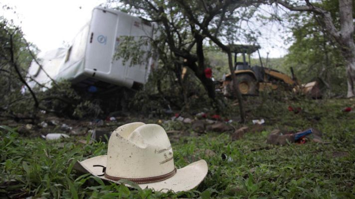 Telediario 1 - Al menos 25 muertos en un accidente de autobús en México