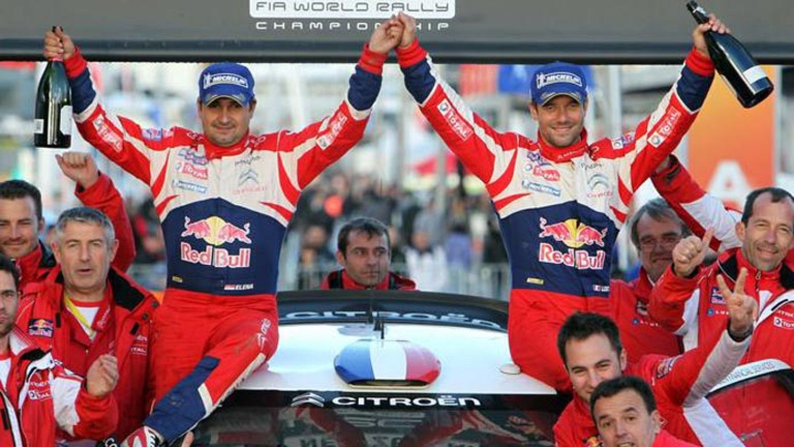 El francés Sebastien Loeb (Citroen) consiguió su quinta victoria del año en el rally de Nueva Zelanda, séptima cita del campeonato, por delante de su compañero el finlandés Mikko Hirvonen, segundo a 29.6, y aumenta su ventaja al frente del mundial hasta los 38 puntos sobre el escandinavo. 