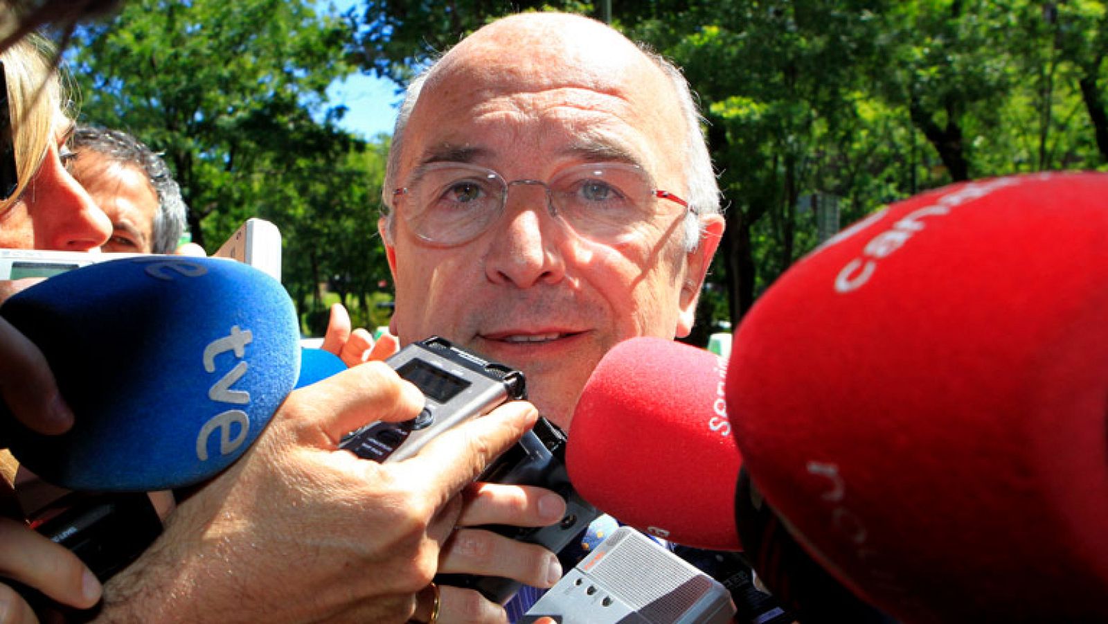 Almunia asegura que la UE vigilará más a España tras pedir el rescate de la banca