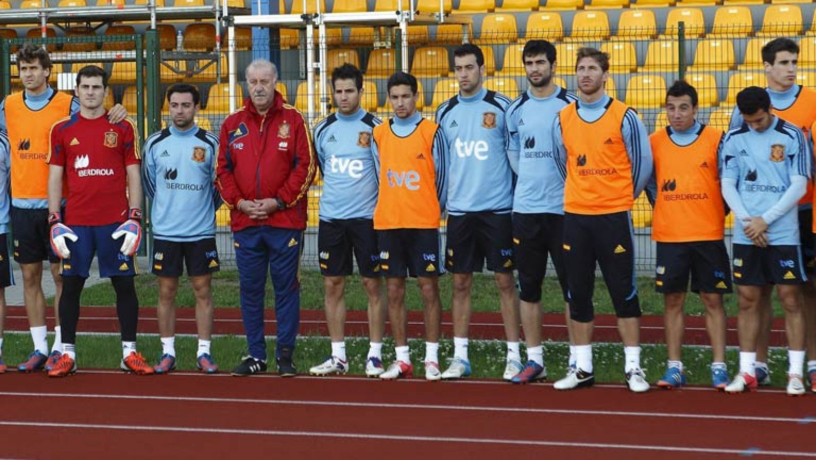 La selección guarda un minuto de silencio por Miki Roqué | Ver