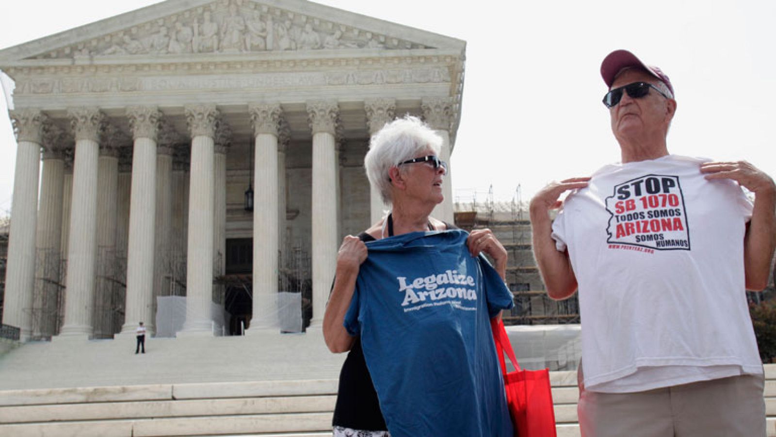 El Supremo de EE.UU. anula la mayor parte de la ley que criminaliza la inmigración en Arizona | Ver