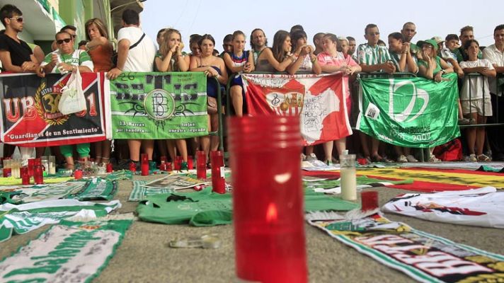 Telediario 1 - Los aficionados sevillanos homenajean a Miki Roqué