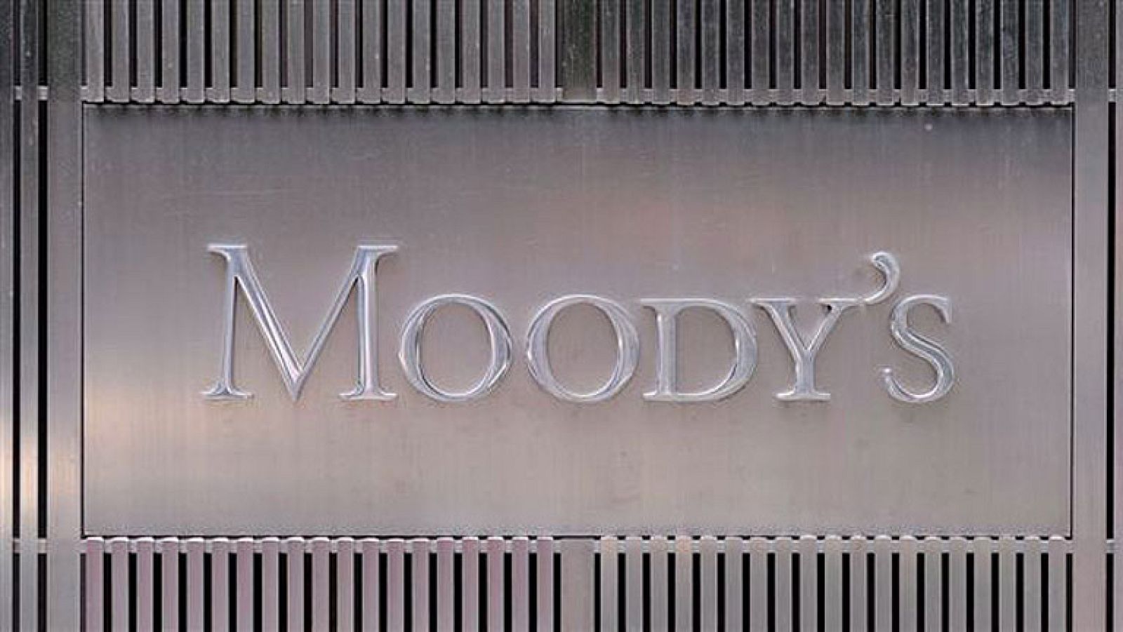 Moody's rebaja de uno a cuatro escalones la nota de los bancos españoles