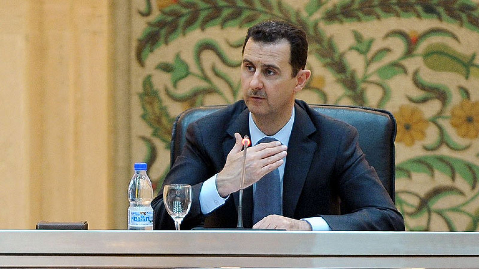   El presidente sirio, Bachar al Asad, aseguró hoy que su país atraviesa por "un estado de guerra verdadero", en un discurso durante la ceremonia de juramento del nuevo Gobierno sirio. "Estamos viviendo un estado de guerra verdadero con todas sus características y con todo el sentido de esta palabra", subrayó Al Asad, según las declaraciones recogidas por la agencia oficial Sana.