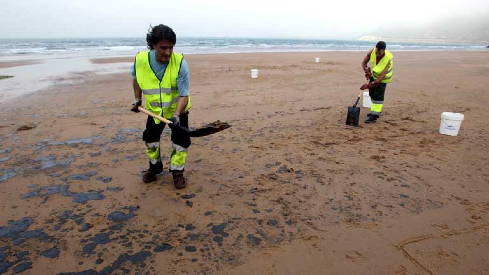 En Asturias, media docena de playas están cerradas por un vertido de fuel