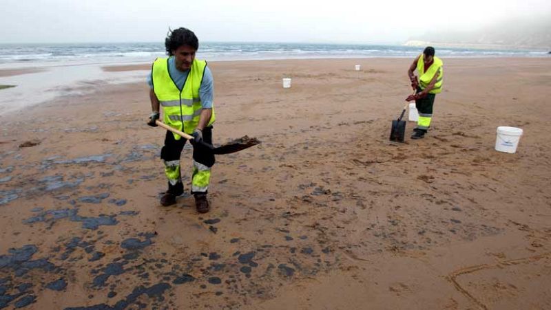 En Asturias, media docena de playas están cerradas por un vertido de fuel