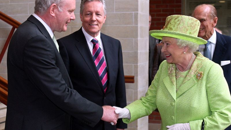 Isabel II se encuentra con el exjefe del IRA Martin McGuinness