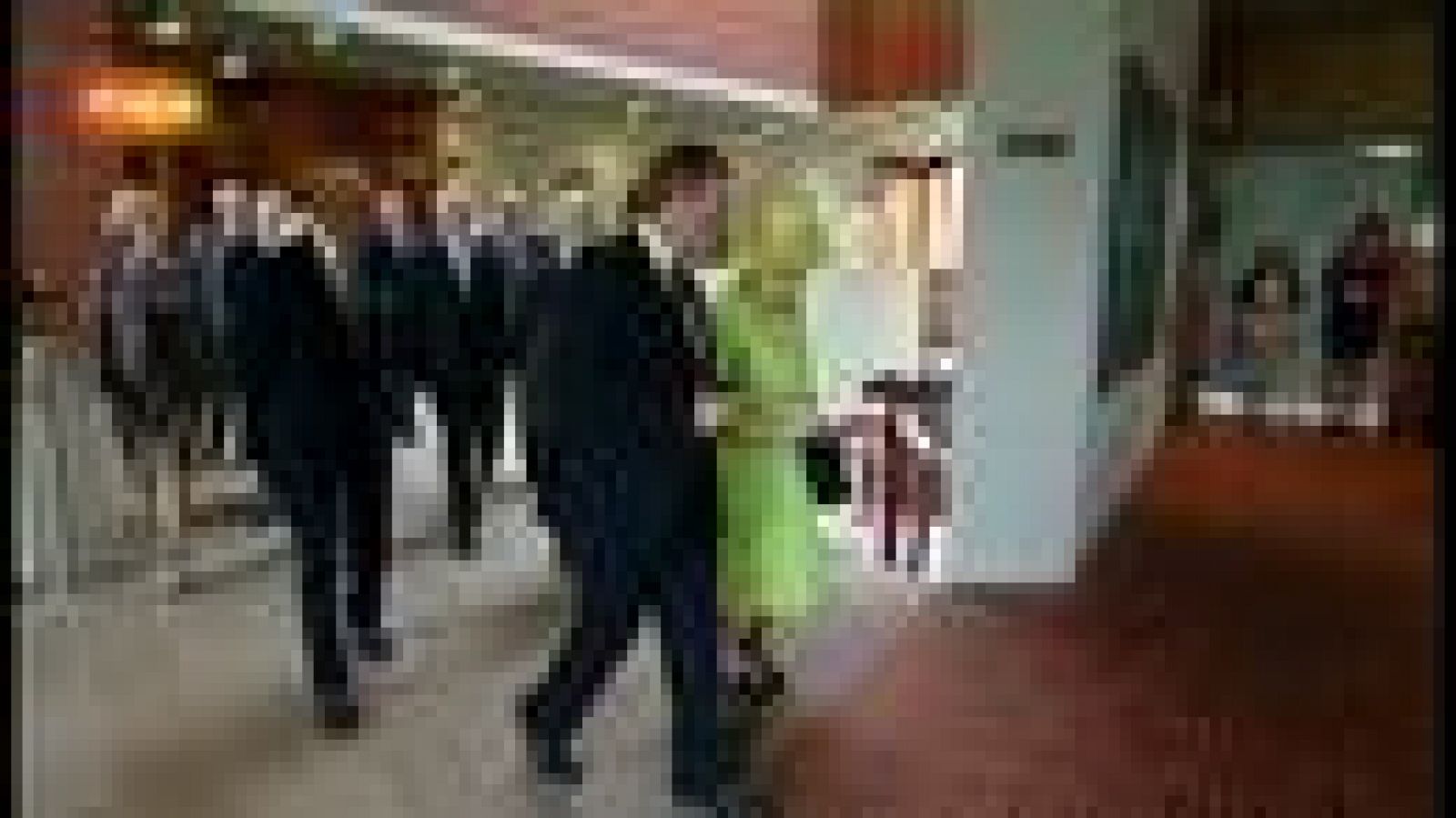 Sin programa: Isabel de Inglaterra estrecha la mano del exjefe del IRA Martin McGuinness  | RTVE Play