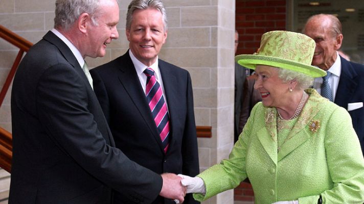 Isabel de Inglaterra estrecha la mano del exjefe del IRA Martin McGuinness 