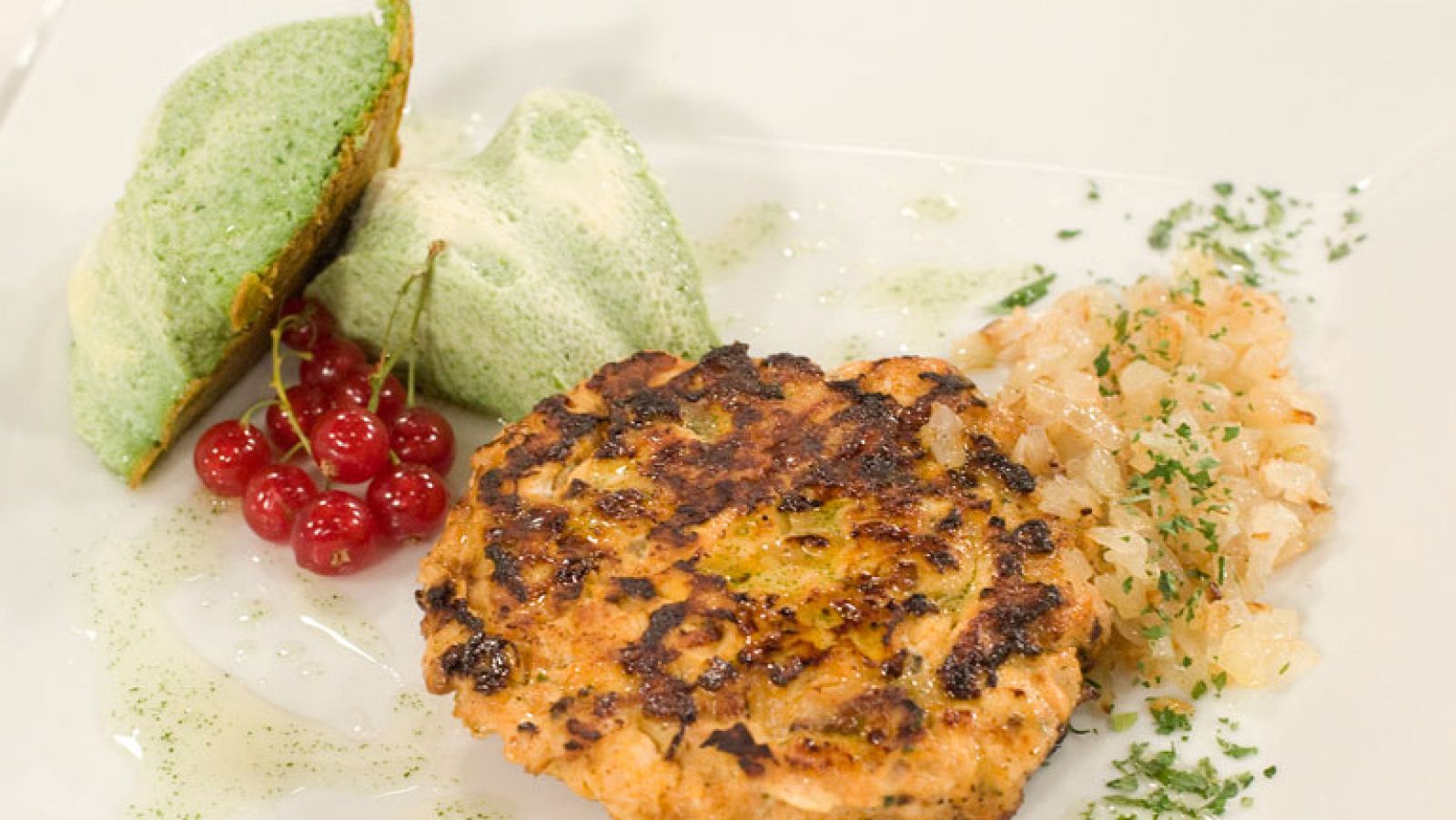 Hamburguesa de pollo a las finas hierbas con pastel de queso y espinacas