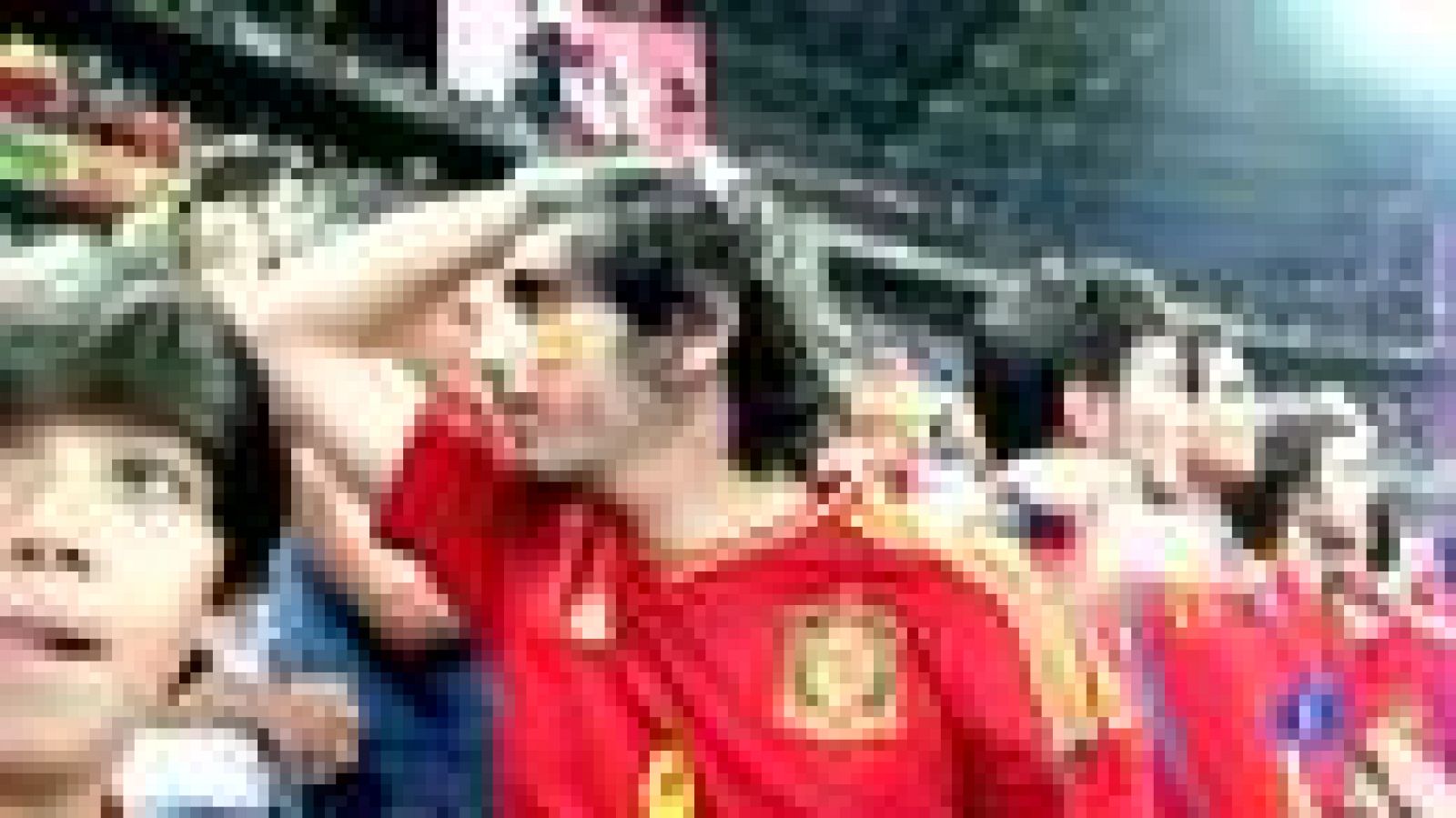 Telediario 1: La afición sufrió pero celebró el triunfo de la 'Roja' | RTVE Play