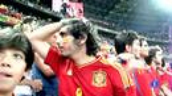 La afición sufrió pero celebró el triunfo de la 'Roja'