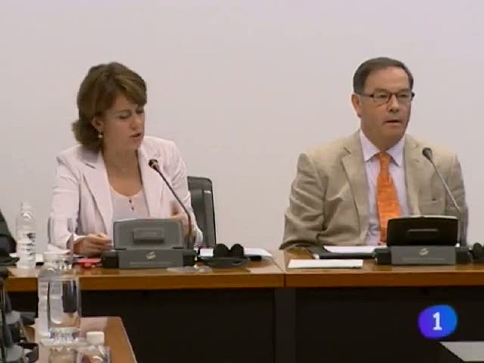   Yolanda Barcina da explicaciones sobre la ruptura del gobierno de coalición ante el Parlamento. El aeropuerto de Noain verá reducido su horario. Mañana elecciones en Osasuna. Archanco y Zabaleta se disputan el sillón presidencial.