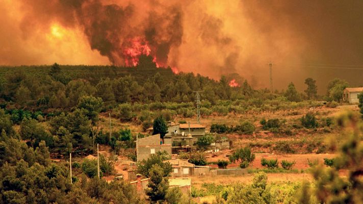 El incendio de Valencia desaloja a 900 personas