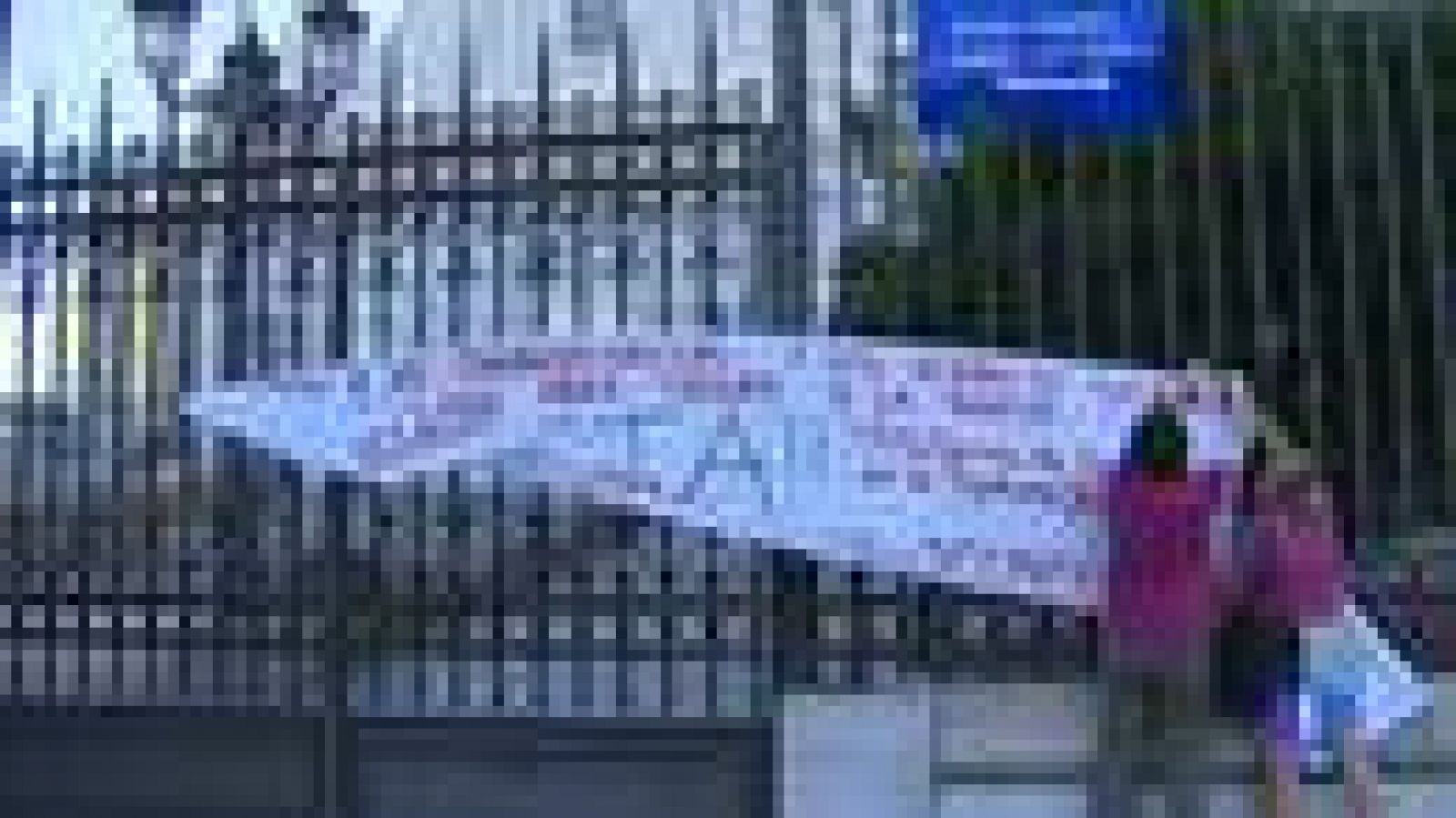 Protestas contra los desahucios en la catedral de La Almudena de Madrid