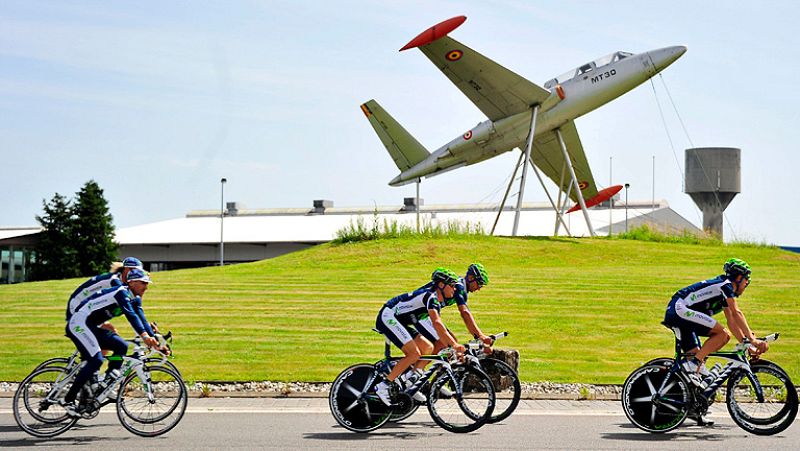 La 99 edición del Tour de Francia se lanza este sábado en Lieja con dos favoritos que arrasan en las apuestas, el australiano Cadel Evans (BMC), defensor del título, y el británico Bradley Wiggins (Sky), con ocho triunfos en la temporada y llamado a 