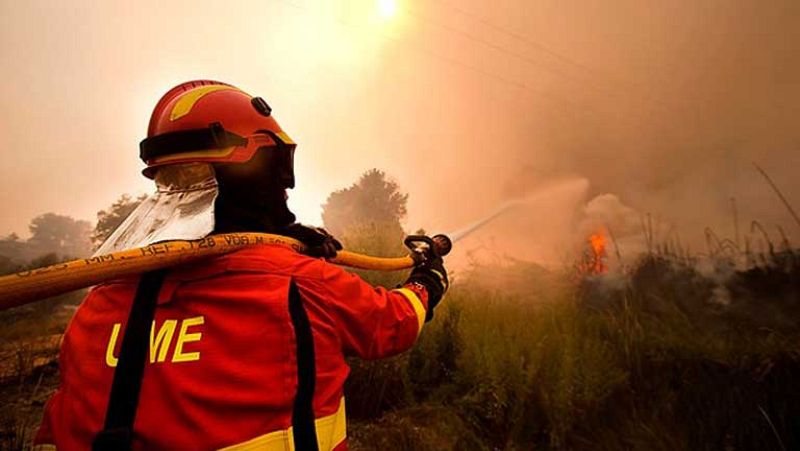Cientos de vecinos desalojan sus casas ante el fuego descontrolado en Valencia 