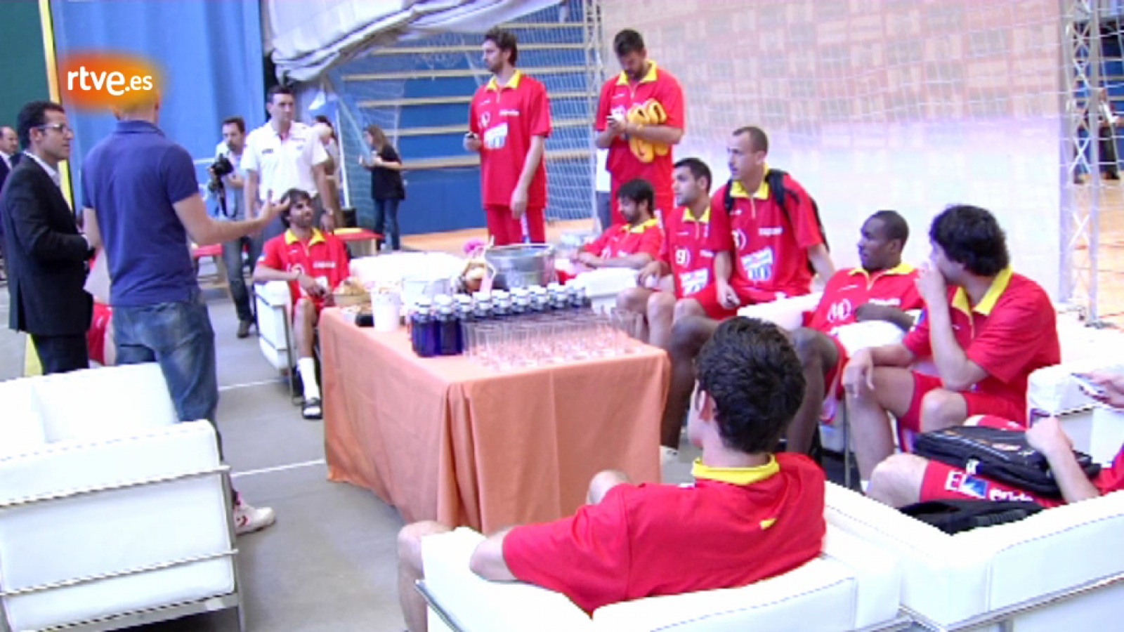 Sin programa: Risas y buen ambiente en la concentración de la 'Roja' de baloncesto | RTVE Play