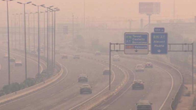 El humo recorre decenas de kilómetros en Valencia 