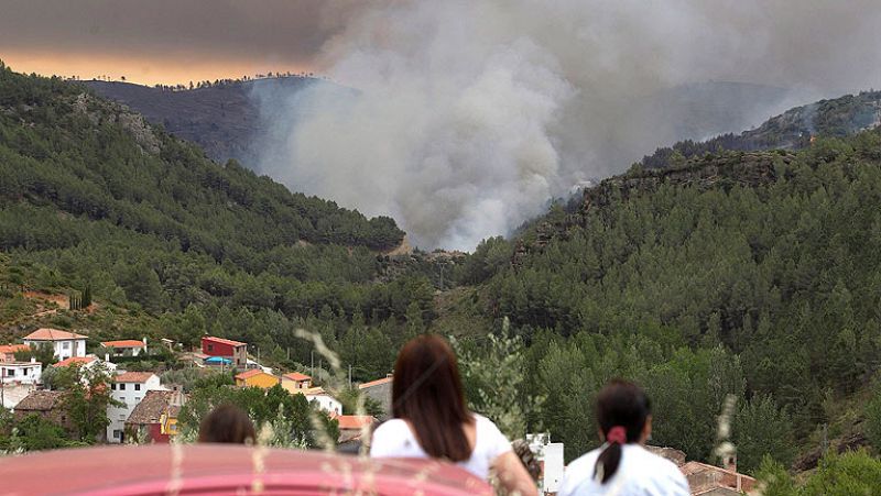 Cruz Roja atiende a las personas desalojadas por los incendios de Valencia