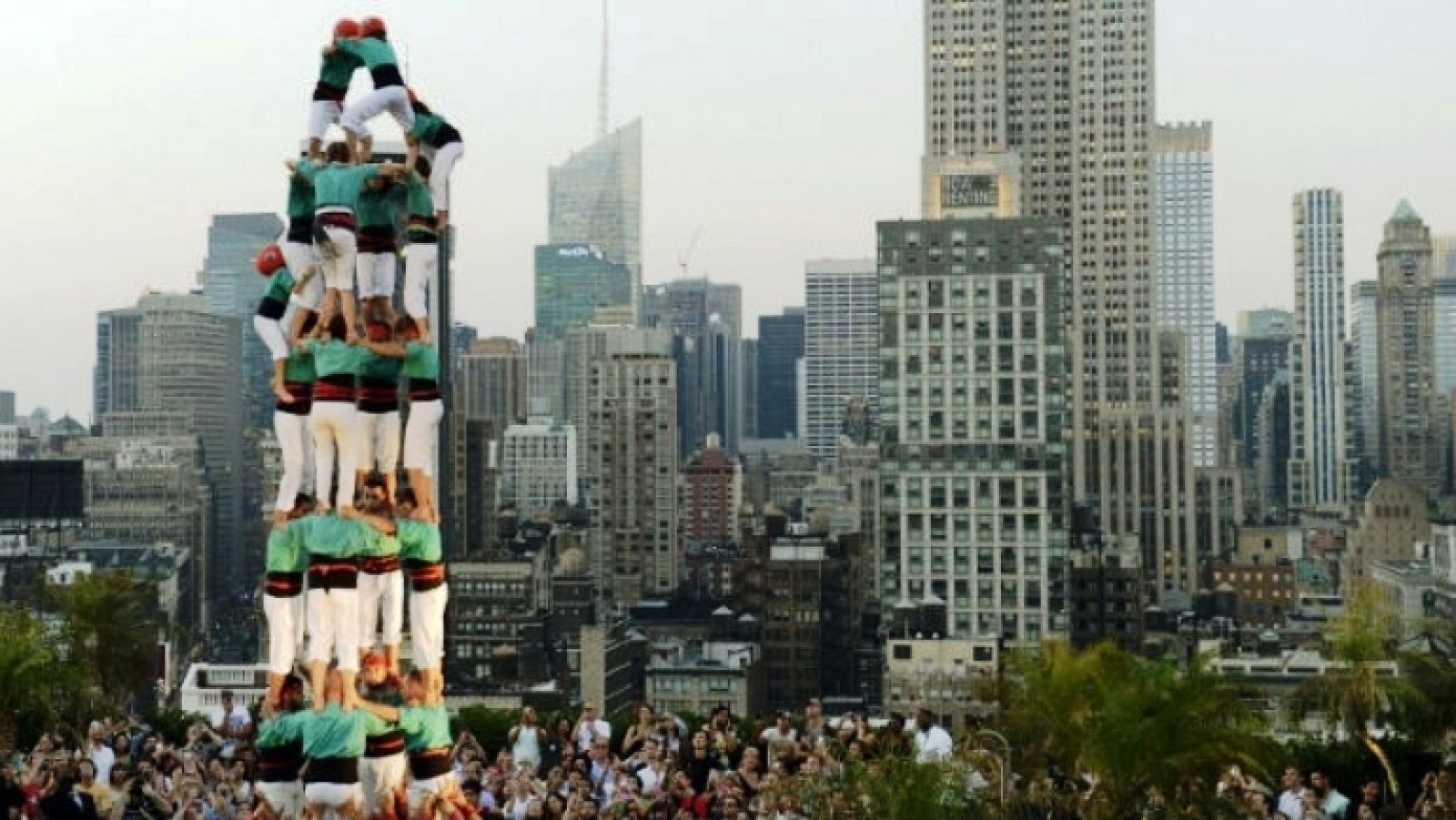 On Off: Els castellers coronan Manhattan - On Off | Ver