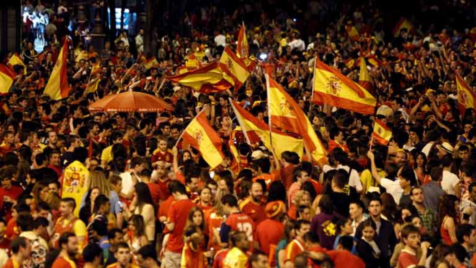 La imagen con la que tanto hemos soñado  por fin se ha hecho realidad. Sonó el pitido final y La Roja entro en el olimpo del fútbol.  El estadio Olimpico de Kiev se convirtió en el escenario perfecto para levantar de nuevo la copa de Europa. Otra vez