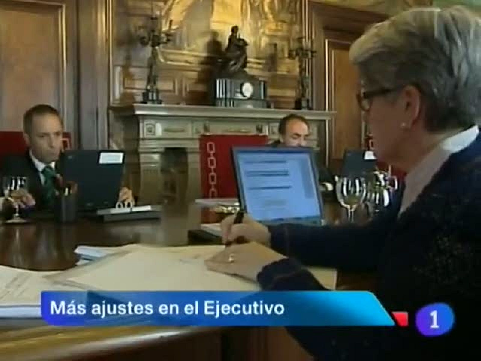   El gobierno de Navarra reduce el número de altos cargos en un 28 por ciento. En marcha el copago sanitario. Hoy comienzan las rebajas de verano. Miguel Archanco nuevo presidente de Osasuna.