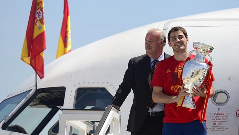 En declaraciones exclusivas a TVE, nada más aterrizar en el Aeropuerto de Barajas, en la misma pista, los jugadores de la selección española Íker Casillas, Xabi Alonso, Cesc Fábregas y Pepe Reina han tenido sus primeras palabras para los aficionados 