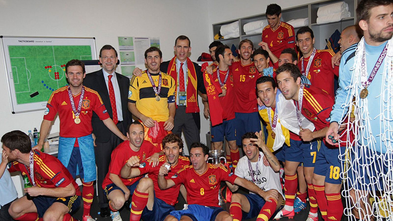 El presidente del Gobierno español, Mariano Rajoy, destacó en Kiev la importancia del papel realizado por la selección española, que ha conquistado un nuevo título al vencer (4-0) a Italia en la final de la Eurocopa 2012, con el que han disfrutado mu