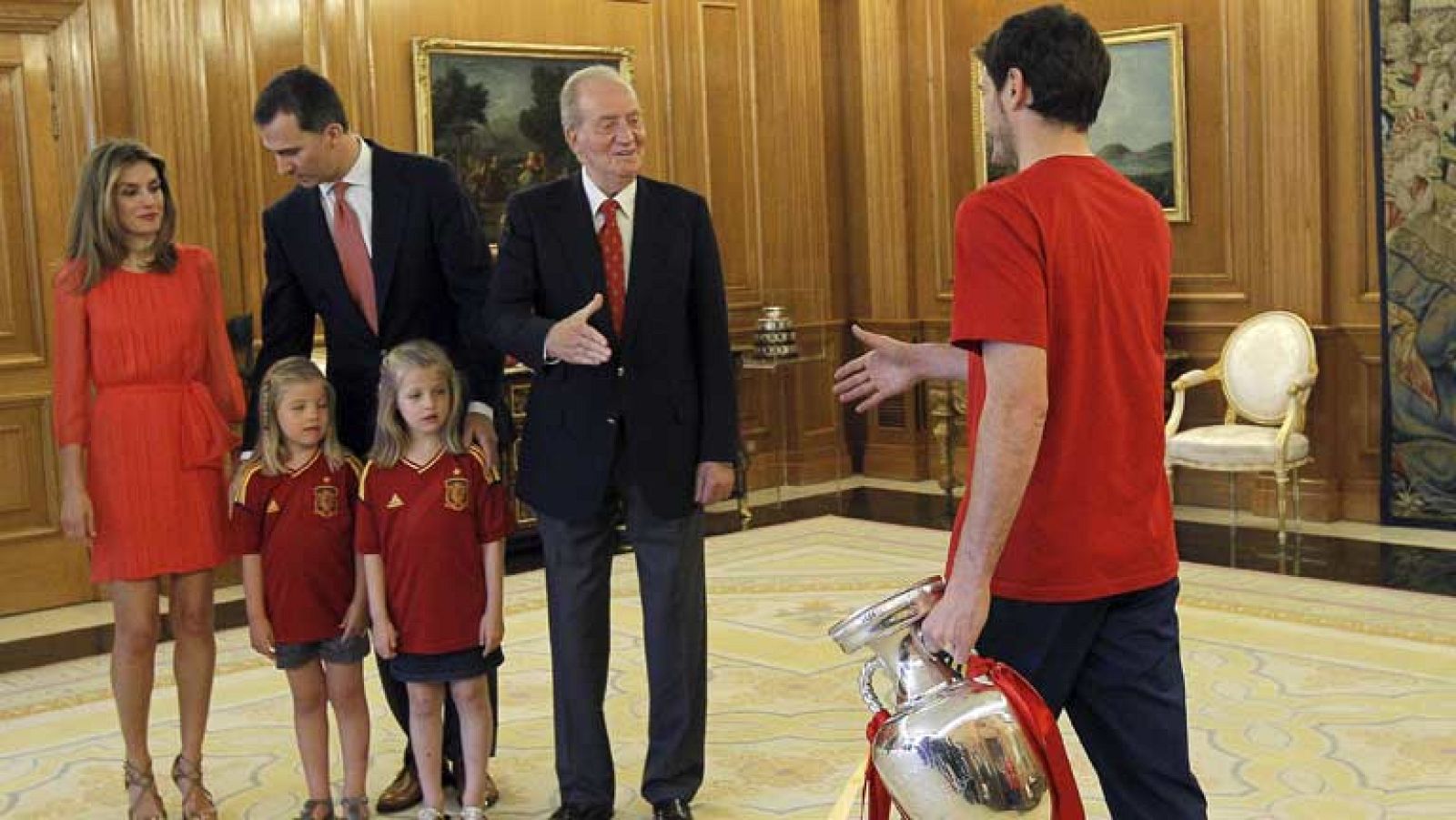 Don Juan Carlos, los príncipes de Asturias y la infanta Elena han recibido a la selección española de fútbol en el palacio de la Zarzuela, que acudió encabezada por el seleccionador, Vicente Del Bosque, el ministro de Educación, Jose Ignacio Wert, el