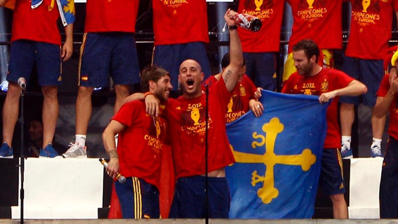 El meta del Liverpool volvió a hacer de las suyas micrófono en mano sobre el escenario de Cibeles, en la celebración de la Eurocopa 2012 para España.