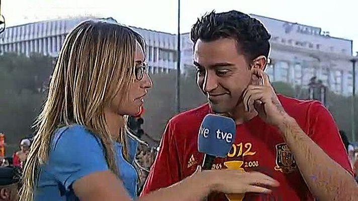 Telediario 1 - Xavi, Mata, Torres, Sergio Ramos e Iniesta pasan por el micrófono de TVE